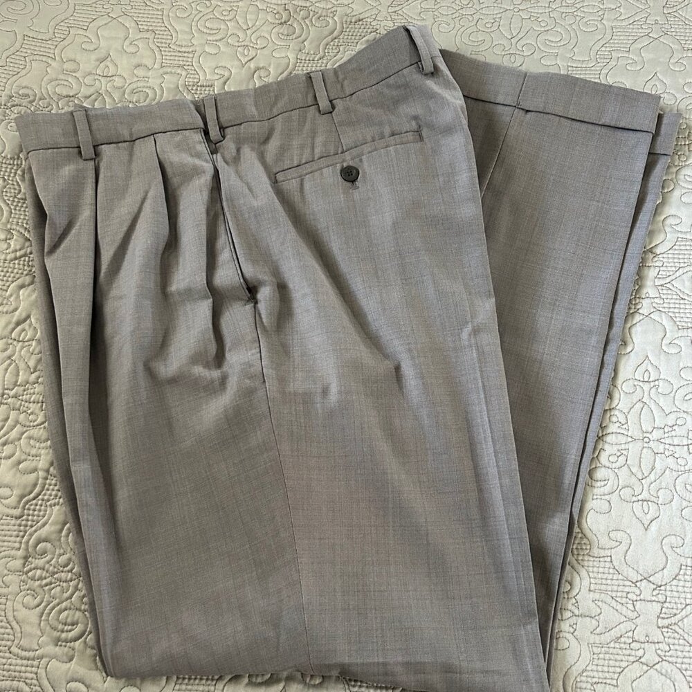 Men's Louis Raphael size 38-32 light grey pants cuffed